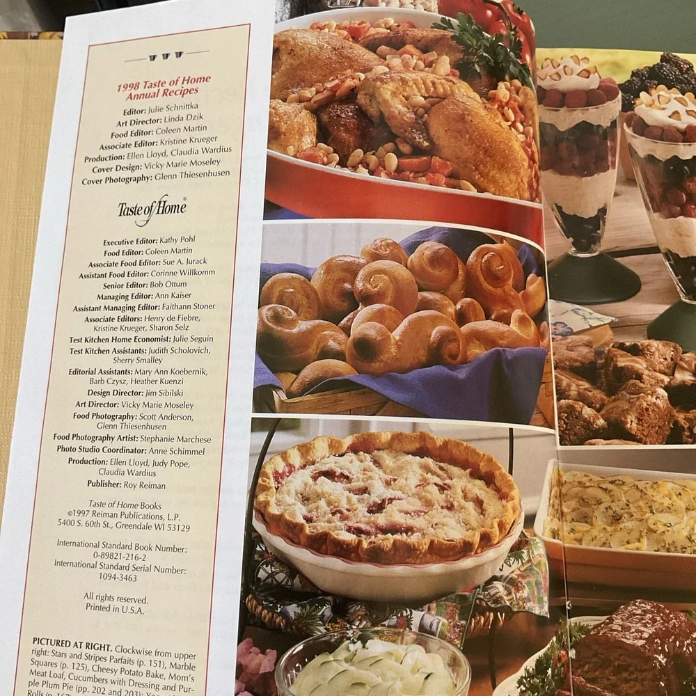 1998 TASTE OF HOME‎ ANNUAL RECIPES Cookbook Cook Book
